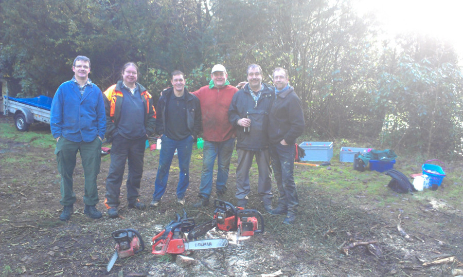 Manschaftsbild hinter den Motorsägen